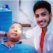 «أحمد» ومريض يتابع حالته أثناء التدريب