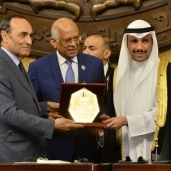 بالصور| الاتحاد البرلماني العربي يُكرم السيسي.. و"عبد العال" يتسلّم الدرع