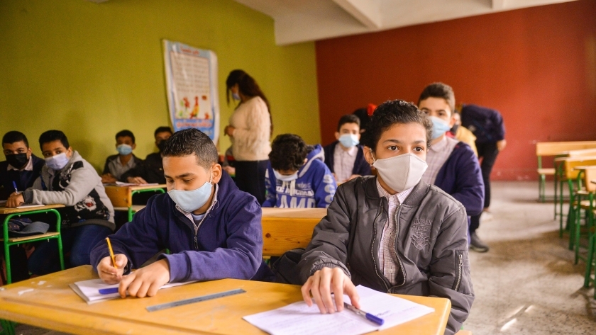 الطلاب يرتدون الكمامات الطبية دخول الفصول الدراسية مع أول أيام عودة الدراسة