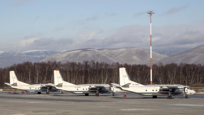 طائرة روسية أنتونوف An-26 تحمل نفس رقم اللوحة RA-26085 حيث كانت الطائرة المفقودة متوقفة في مطار إليزوفو خارج بيتروبافلوفسك كامتشاتسكي
