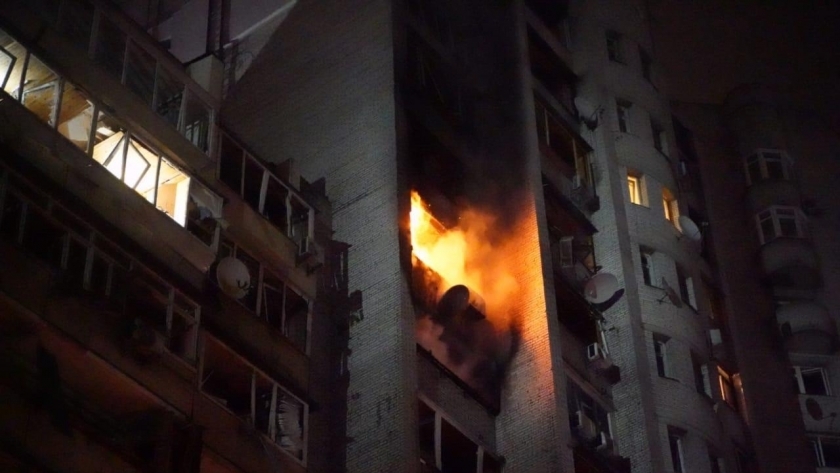 اشتعال النيران في مبنى سكني في «كييف»