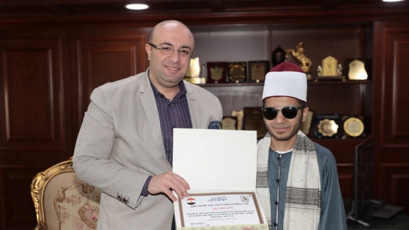 محافظ بني سويف يكرم طالبا أزهريا لفوزه بالمسابقة الهاشمية لحفظ القرآن