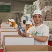 توزيع 12 ألف كرتونة مواد غذائية الأسر غير القادرة فى قرى الشرقية