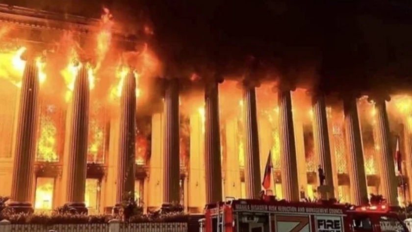 حريق بمبنى مكتب البريد المركزي في الفلبين