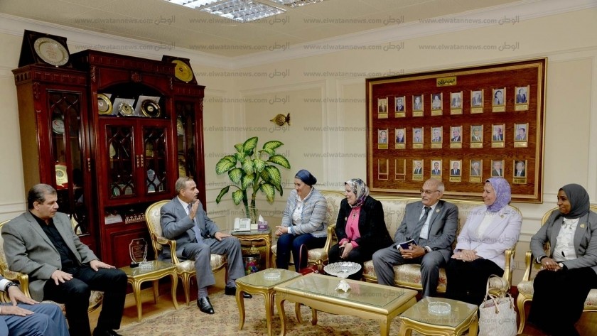  وفد وزارة الصحة يزور أسيوط ويكرم 4 مراكز تنظيم أسرة متميزة حاصلة على شعار "الوسام"