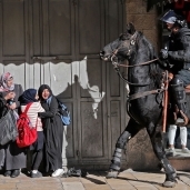 الرعب يظهر على وجوه فلسطينيات فرقتهم قوات الإحتلال خلال مظاهرة فى القدس الشرقية