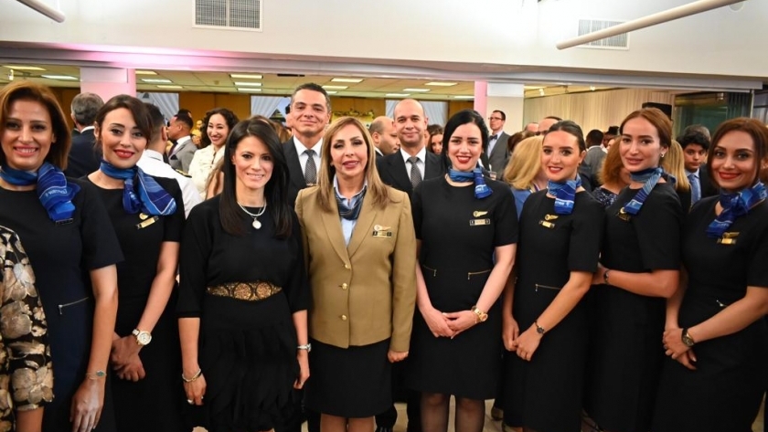 رانيا المشاط وزيرة السياحة تتوسط فريق عمل الشركة الوطنية القابضة مصر للطيران
