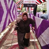 مسنة تشارك في الاستفتاء
