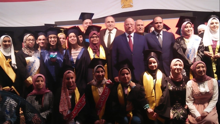 محافظ القاهرة مع الطلاب المتفوقين