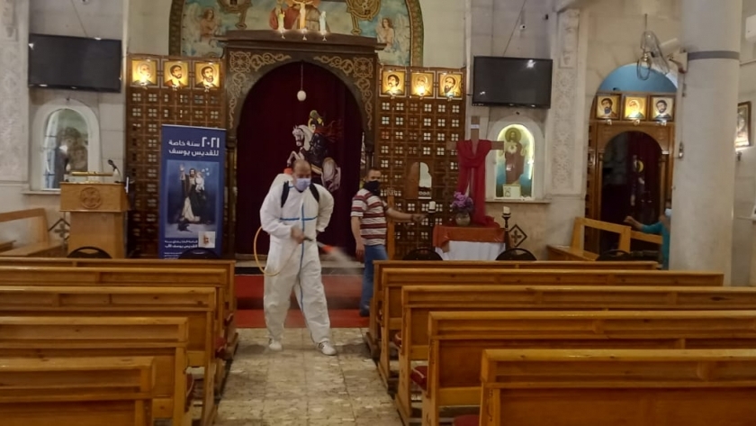 رش وتعقيم المنشآت العامة ودور العبادة بنطاق حي جنوب الجيزة