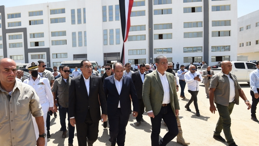 رئيس الوزراء يتفقد مجمعي الصناعات الصغيرة والمتوسطة بمدينة الفيوم الجديدة