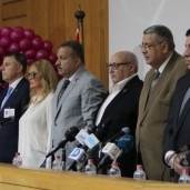 قيادات جامعة عين شمس وعدد من أساتذة الطب أثناء عزف السلام الجمهوري بفعالية أكتوبر الوردي