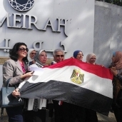 بالصور| أغاني وطنية وأعلام مصرية.. احتفالات المواطنين أمام اللجان