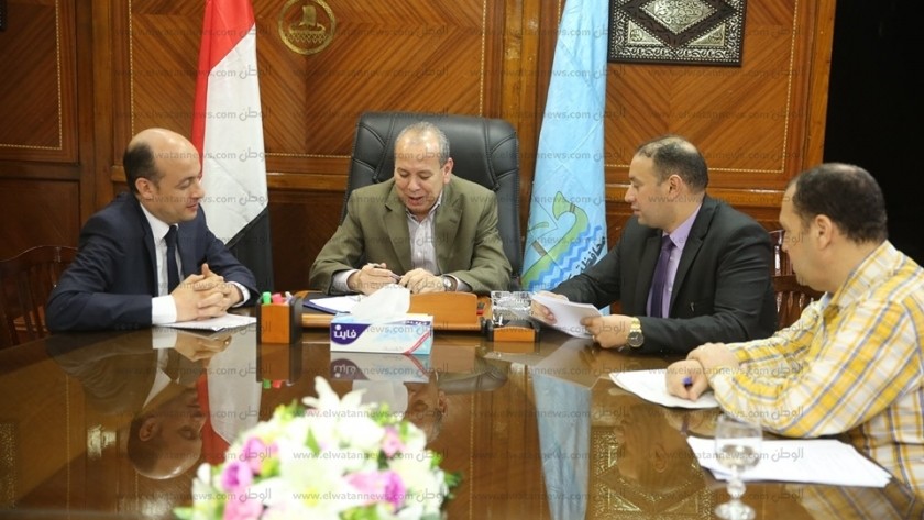 محافظ كفر الشيخ يلتقى تنفيذيين ومواطنيين