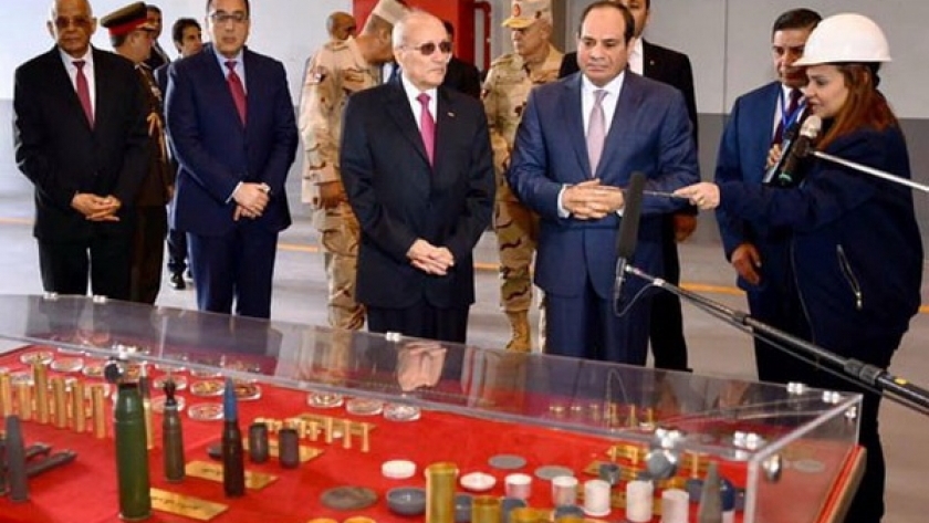 الرئيس عبدالفتاح السيسي أمام ذخائر مصرية الصنع