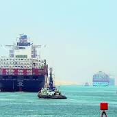 سفينة حاويات عملاقة أثناء مرورها بقناة السويس الجديدة
