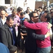 بالصور| أهالي البرلس يستقبلون بـ"البكاء" مرشحا خسر أمام نائب "سلفي"