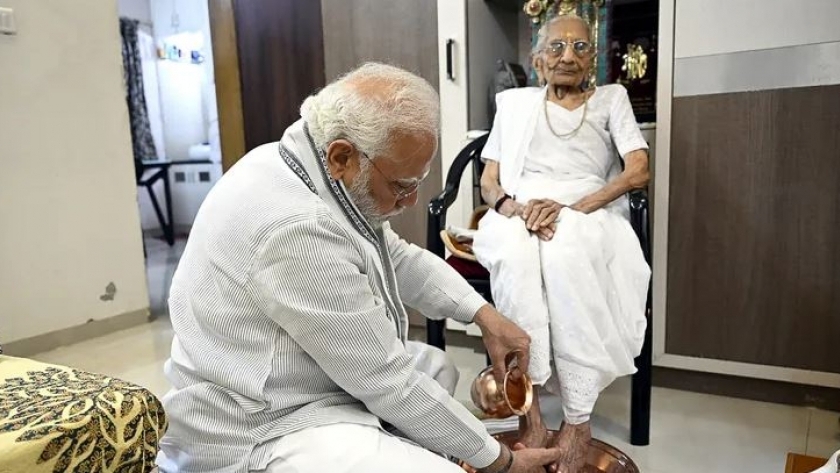 رئيس الوزراء الهندي ناريندرا مودي ووالدته هيرابين