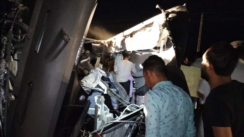 صور أولية لحادث تصادم أتوبيس في سيارة نقل طريق«الخارجة- أسيوط»
