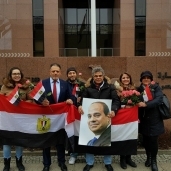 بالصور| أعلام مصر وورود أمام لجان التصويت في برلين