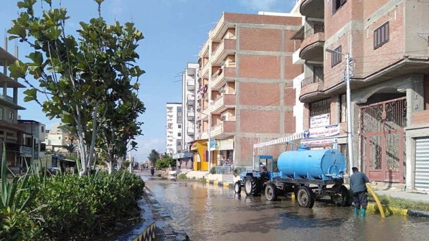 رفع مياه الأمطار من شوارع مصيف بلطيم وبلطيم بكفر الشيخ