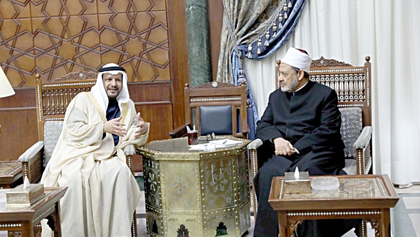 الإمام الأكبر وحمد بن سالم العامري، مدير عام مؤسسة زايد بن سلطان آل نهيان للأعمال الخيرية