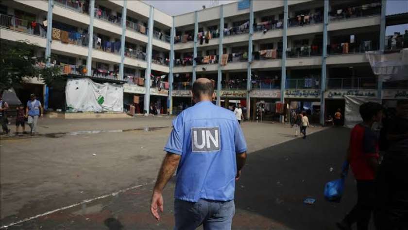 مدرسة تابعة للأونروا تضم نازحيين جراء العداون الإسرائيلي على غزة