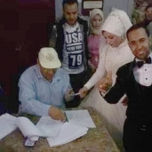 عروسان يدليان بصوتيهما في الإستفتاء في لجنة سرسموس بالمنوفية