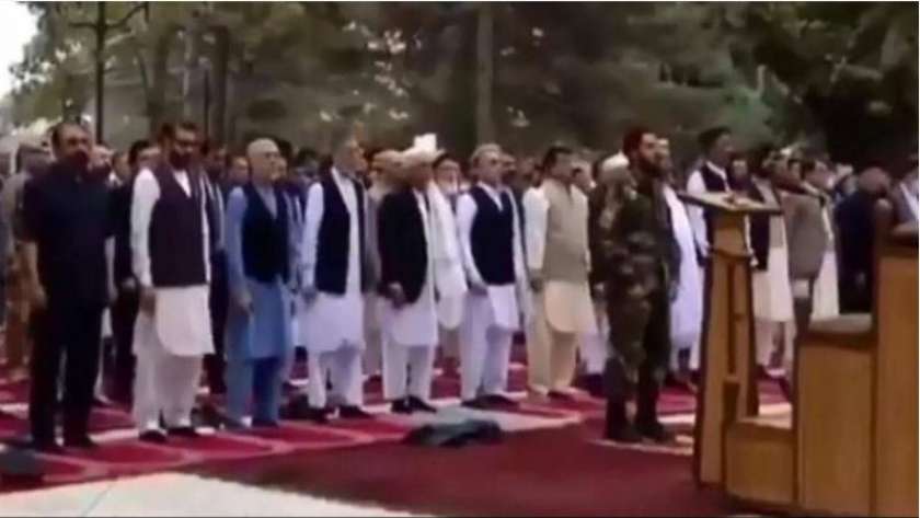 الرئيس الأفغاني أثناء صلاة عيد الأضحى