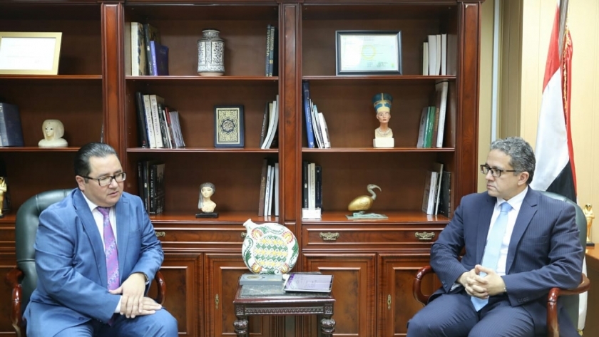 وزير الاثار يستقبل سفير كازخستان بالقاهرة