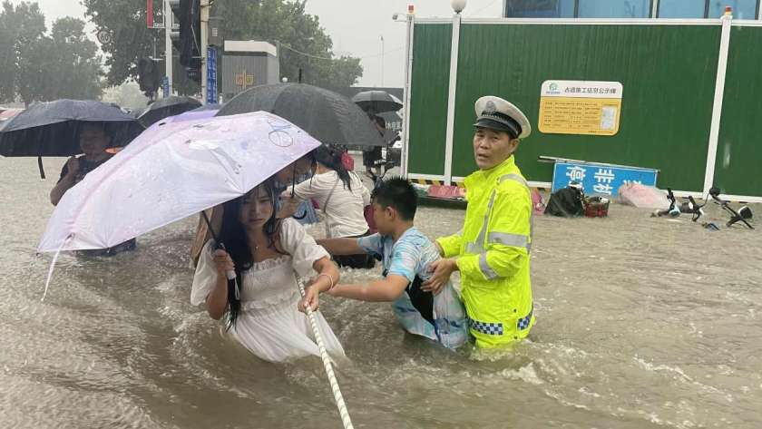 فيضانات الصين تغرق الصينيين في الشوارع ووسائل المواصلات