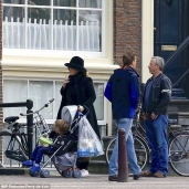 "آديل" وابنها "أنجلو" يتنزهان في شوارع أمستردام