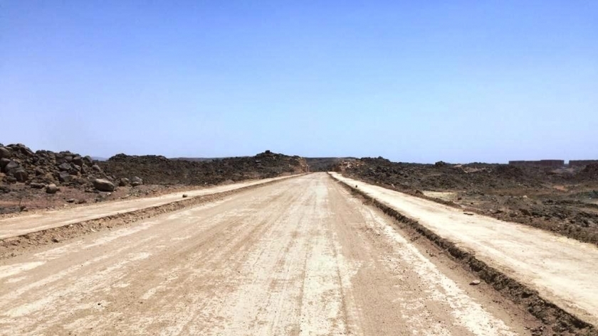 محافظ أسوان يتابع مشروعات إنشاء الطريق الجديد البديل للسادات