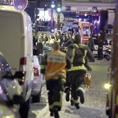 رجال الإسعاف والدفاع المدنى خلال نقل ضحايا حادث باريس