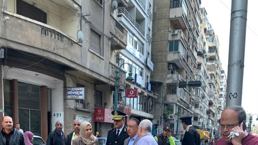 محافظ الاسكندرية يتفقد أعمال إعادة تأهيل مزلقان ترام الوزارة بشارع 