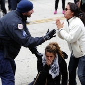 الشرطة الأمريكية تنقذ أحد المتظاهرين
