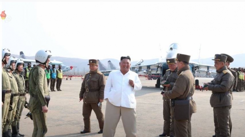 زعيم كوريا الشمالية وسط عدد من قادة وضباط جيشه