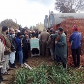 أهالي قرية في المنوفية يحاولون بناء مقبرة مخالفة أثناء جنازة متوفى