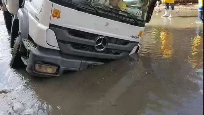 سقوط سيارة الصرف الصحي بهبوط ارضي في الإسكندرية