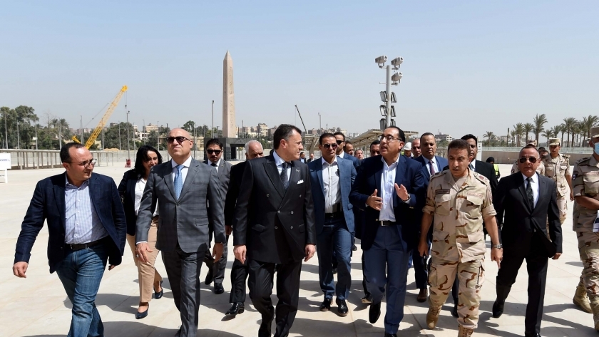 رئيس الوزراء يتجول بالمتحف المصري الكبير
