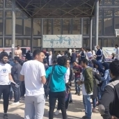 توافد الطلاب و العاملين بجامعة قناة السويس على نقاط التجمع الإنتخابية.