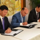 الفريق مُهاب مميش يوقع  بالصين عقود مع 3 شركات كبرى صينية للعمل بالمنطقة الاقتصادية لقناة السويس بتكلفة باستثمارات مليار دولار.