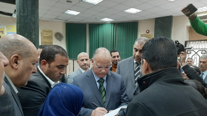 محافظ القاهرة يستمع للمواطنين داخل المركز التكنولوجى