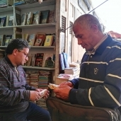 «مجدى» يشترى بعض مؤلفات أحمد خالد توفيق