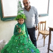 طفلة ترتدى شجرة الكريسماس