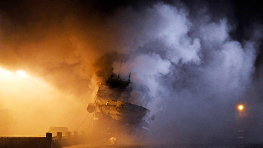 حريق في سفينة ركاب قبالة «مالوكو الشمالية» شرقي إندونيسيا «فيديو»