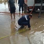 رجال الحماية المدنية يشفطون مياه الأمطار من شوارع رشيد