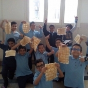 ورشة لصناعة البردي لطلاب مدرسة إبتدائية في الإسكندرية