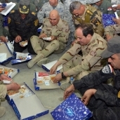 السيسي يرتدي البدلة العسكرية ويتناول الإفطار على الأرض مع أبطال سيناء
