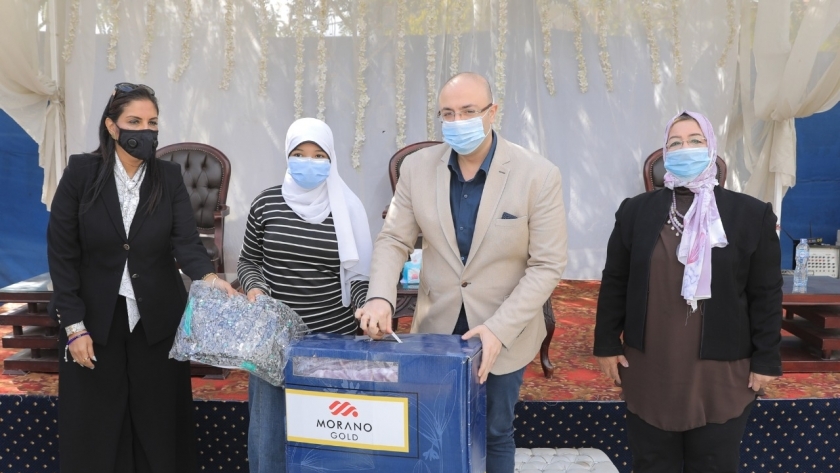 توزيع مساعدات عينية على العرائس ضمن مبادرة «شتاء دافئ» ببني سويف